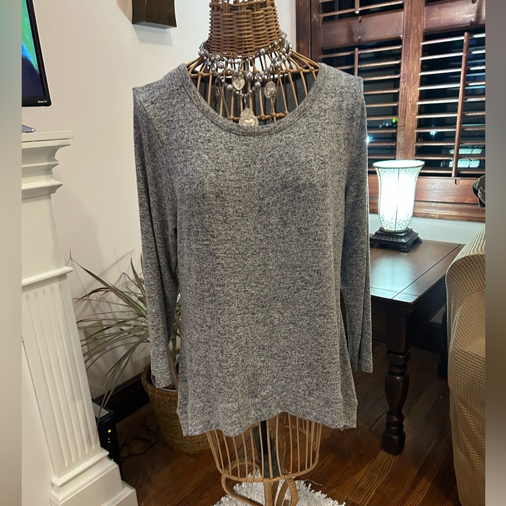 Lightweight gray long sleeve sweater so very soft size large edgy hem